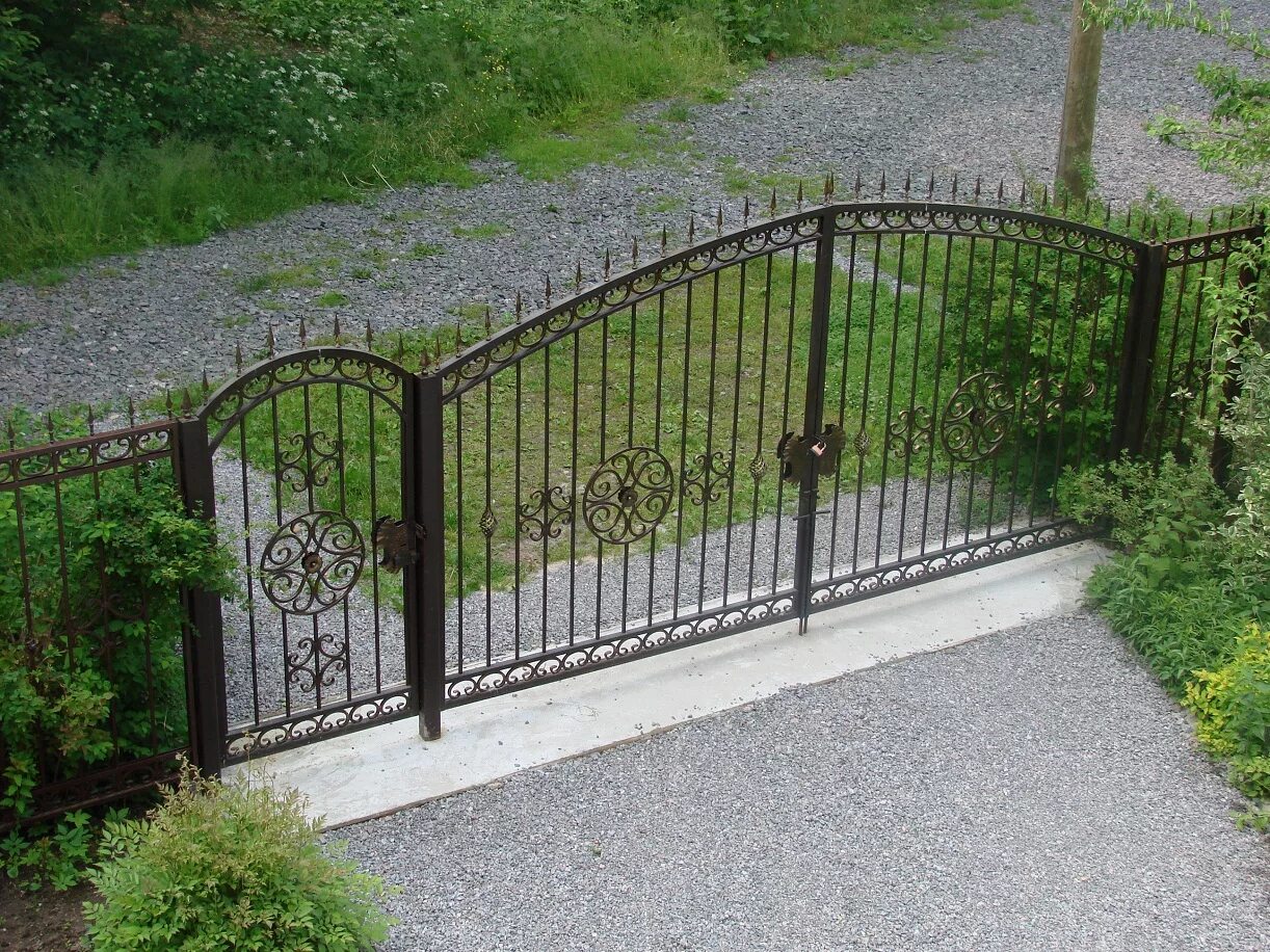 Атаковать ворота. Кованый забор. Красивые заборы из металла. Красивый металлический забор. Сварные ворота на дачу.