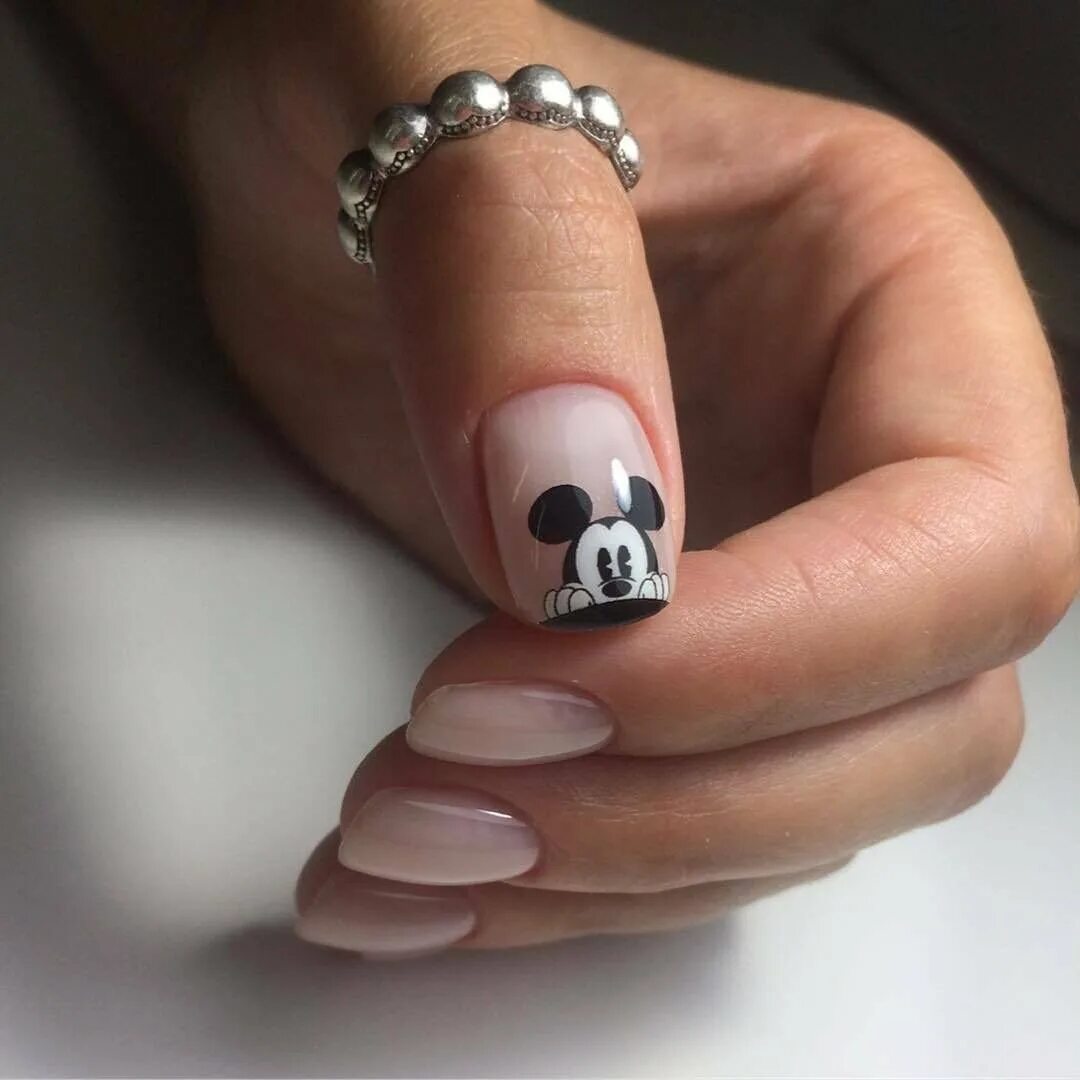 Ногти с микки маусом. Микки маус маникюр на ногтях. Маникюр миндаль микки маус. Мини маус дизайн ногтей. Маникюр черно красный с микки маус.