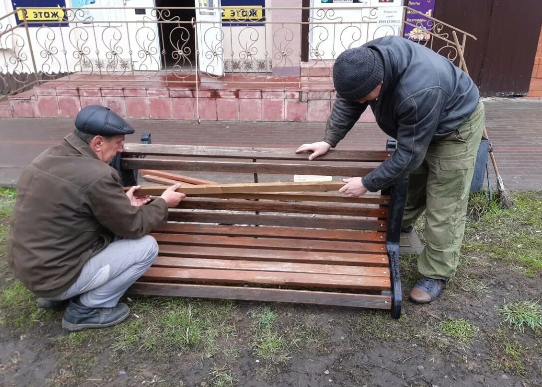 Мичуринск труд. Отремонтировали скамейку. Ремонт Лавка. Скамейки в Мичуринске. Бастрыкина Зеленхоз Тамбов.