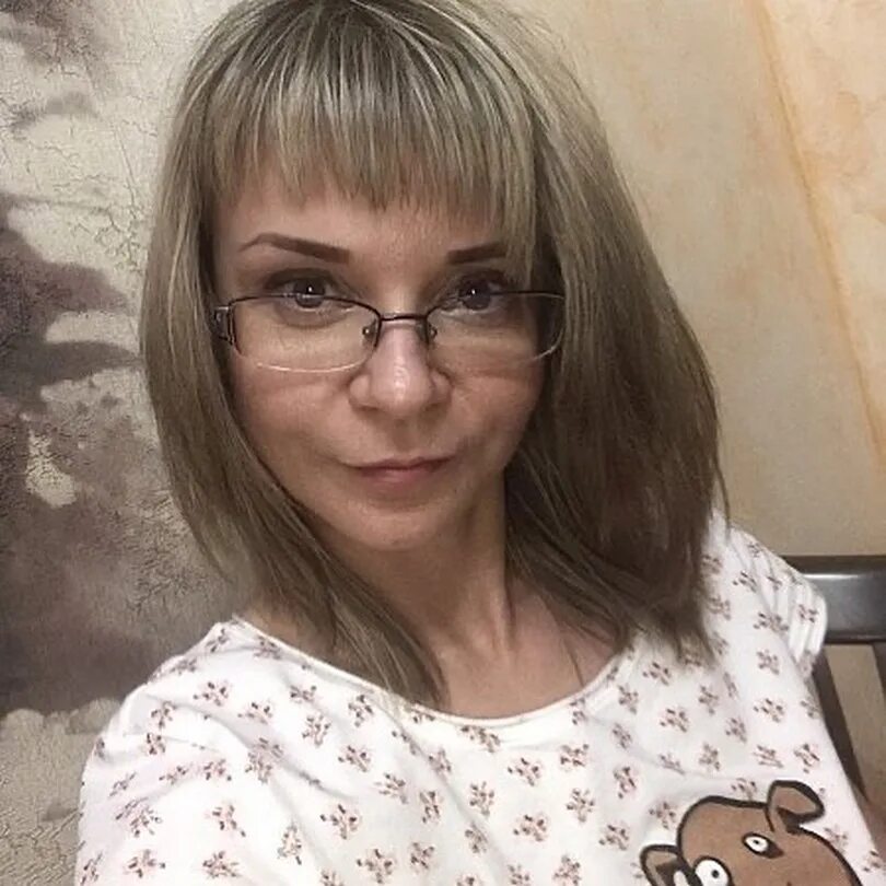 бюджетный кодекс. банковский работник с клиентом. учебник гк рф. консультация юриста. женщина юрист.