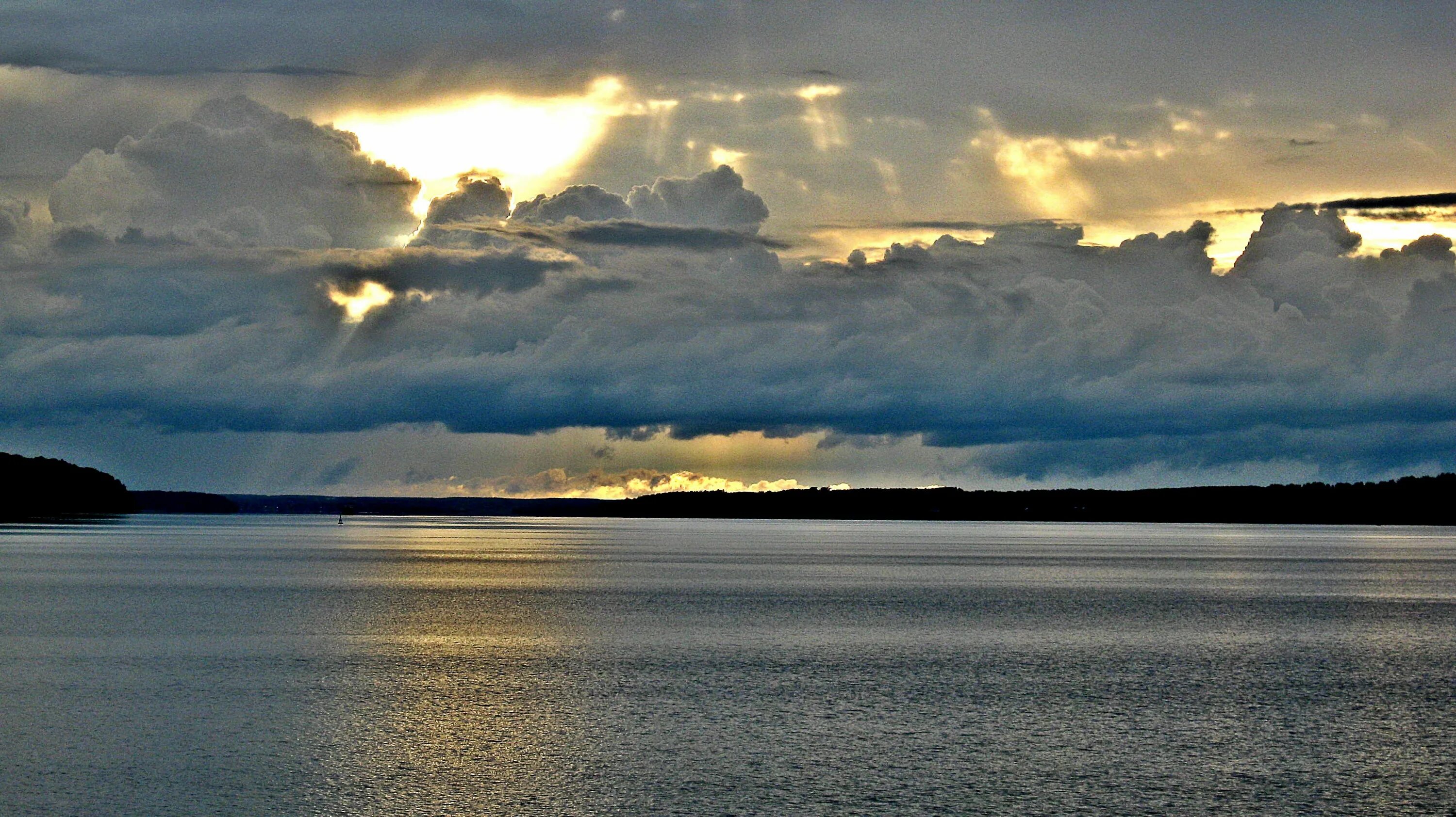 Плотный слой облаков над волгой. Облака над волгой. Плотный слой облаков над волгой. Облака над волгой. Тени от облака над волгой.