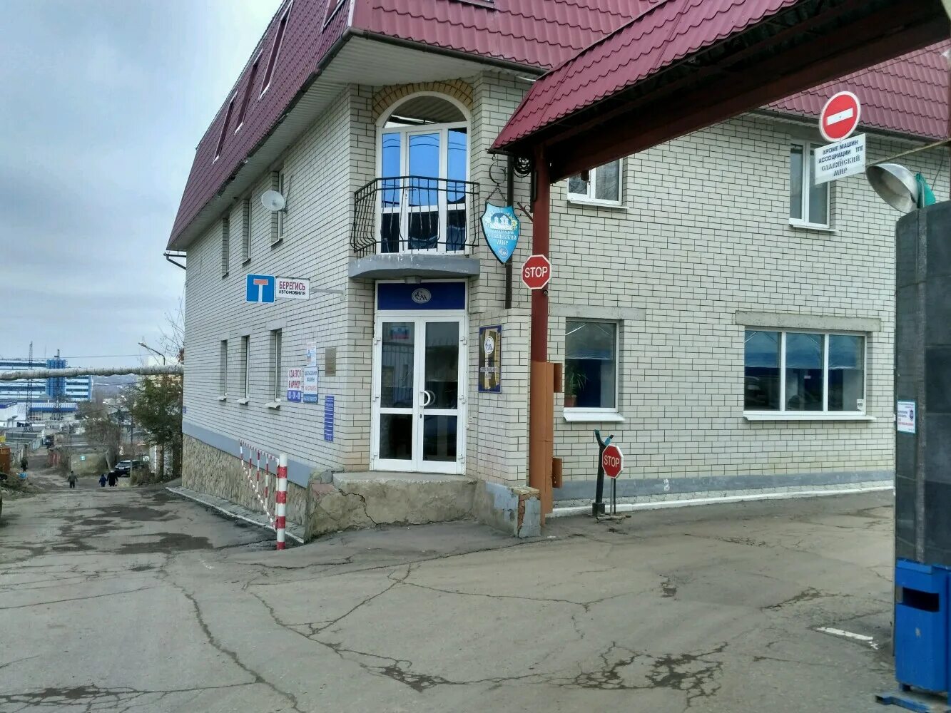 золотко, саратов, проспект имени 50 лет октября, 93и. 50 лет октября, 93в. славянский рынок саратов. 50 лет октября 93. втб банк на 3 дачной в саратове.