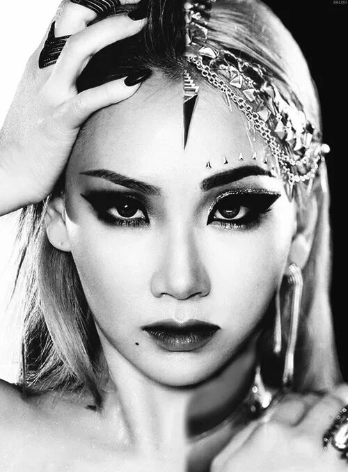 Cl hello. CL 2ne1 2022. 2ne1 черно белые. Хелло бичес CL. CL bithes's.