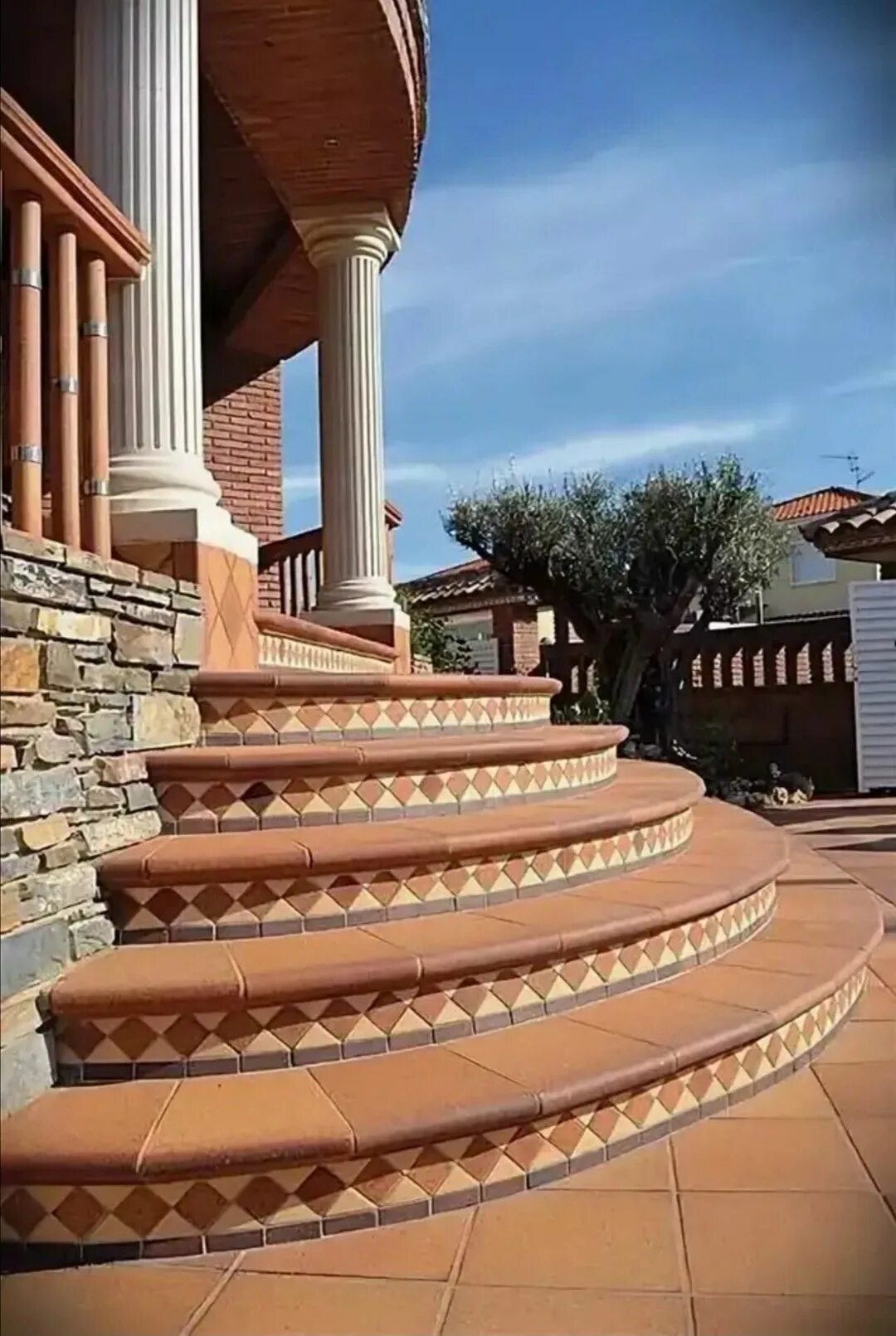 Круглые ступеньки. Уличная лестница. Красивые ступеньки. Красивые ступеньки в дом.