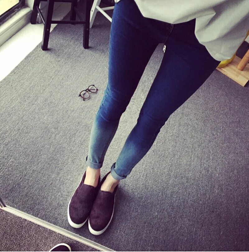 джинсы с чёрной сеткой. джинсы в обтяжку. очень худые ноги. джинсы с булавками. штаны рваные худые ножки тонкие.