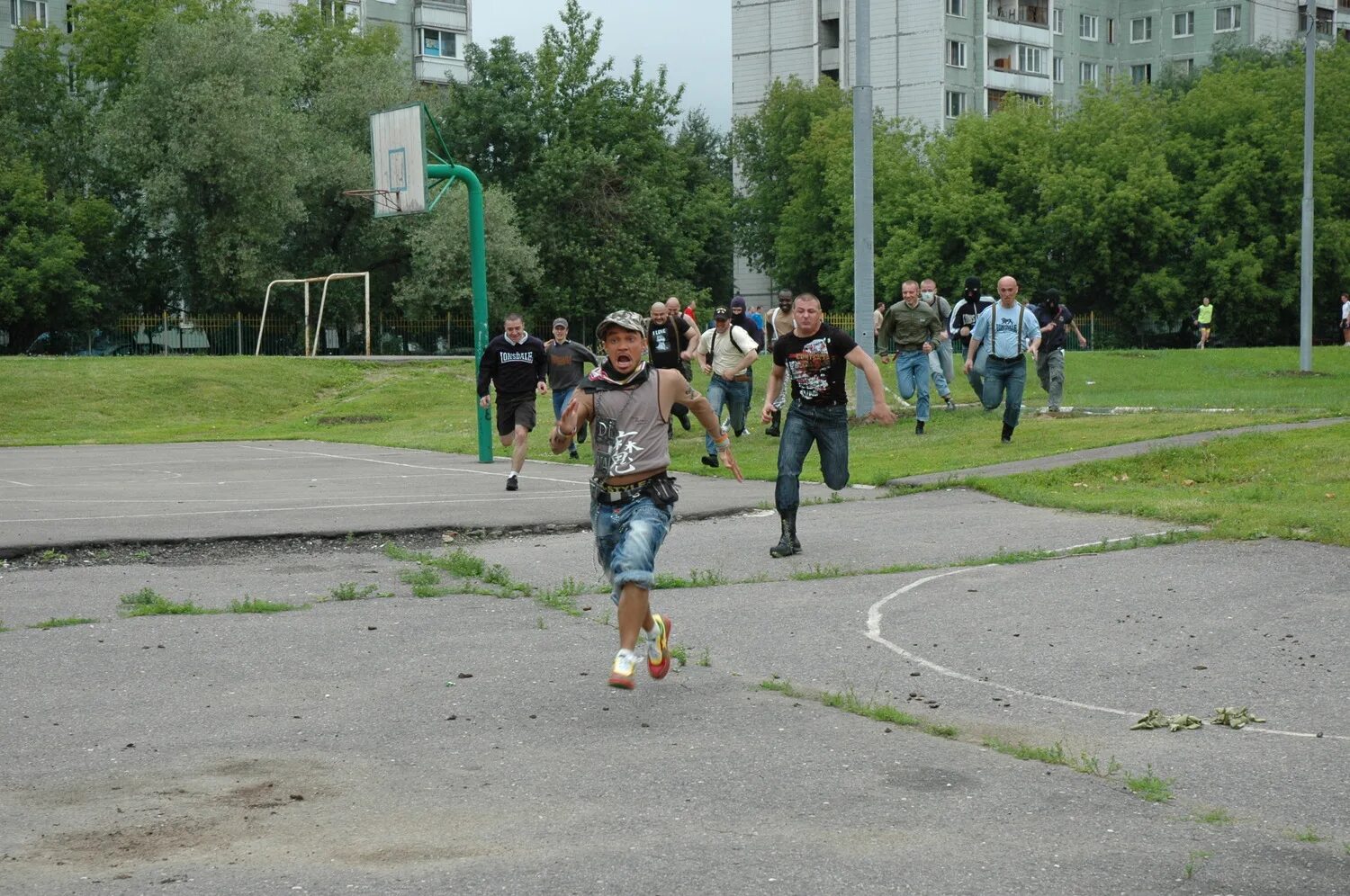 Тут там понеслась. Гопники бегут. Убегает от гопников.