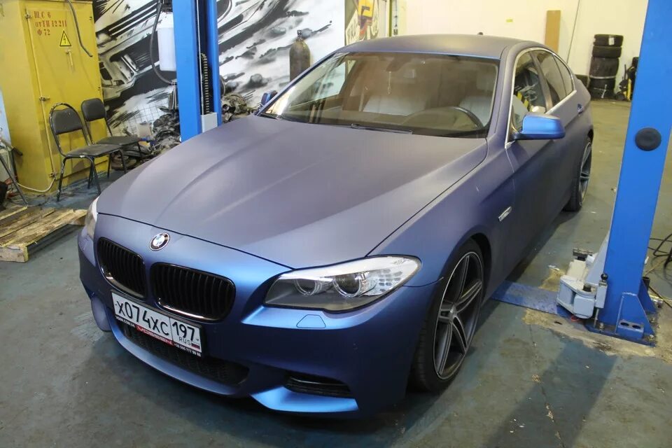 BMW f10 синий матовый. BMW 5 f10 темно синий матовый. BMW f10 в пленке. Матовый БМВ 520. Обтянуть матовой пленкой