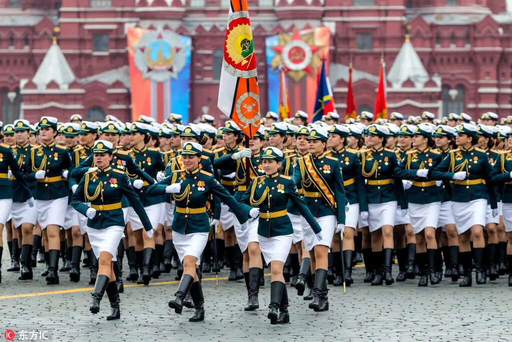 Девушки на параде. Торжественный парад. Современный парад Победы.