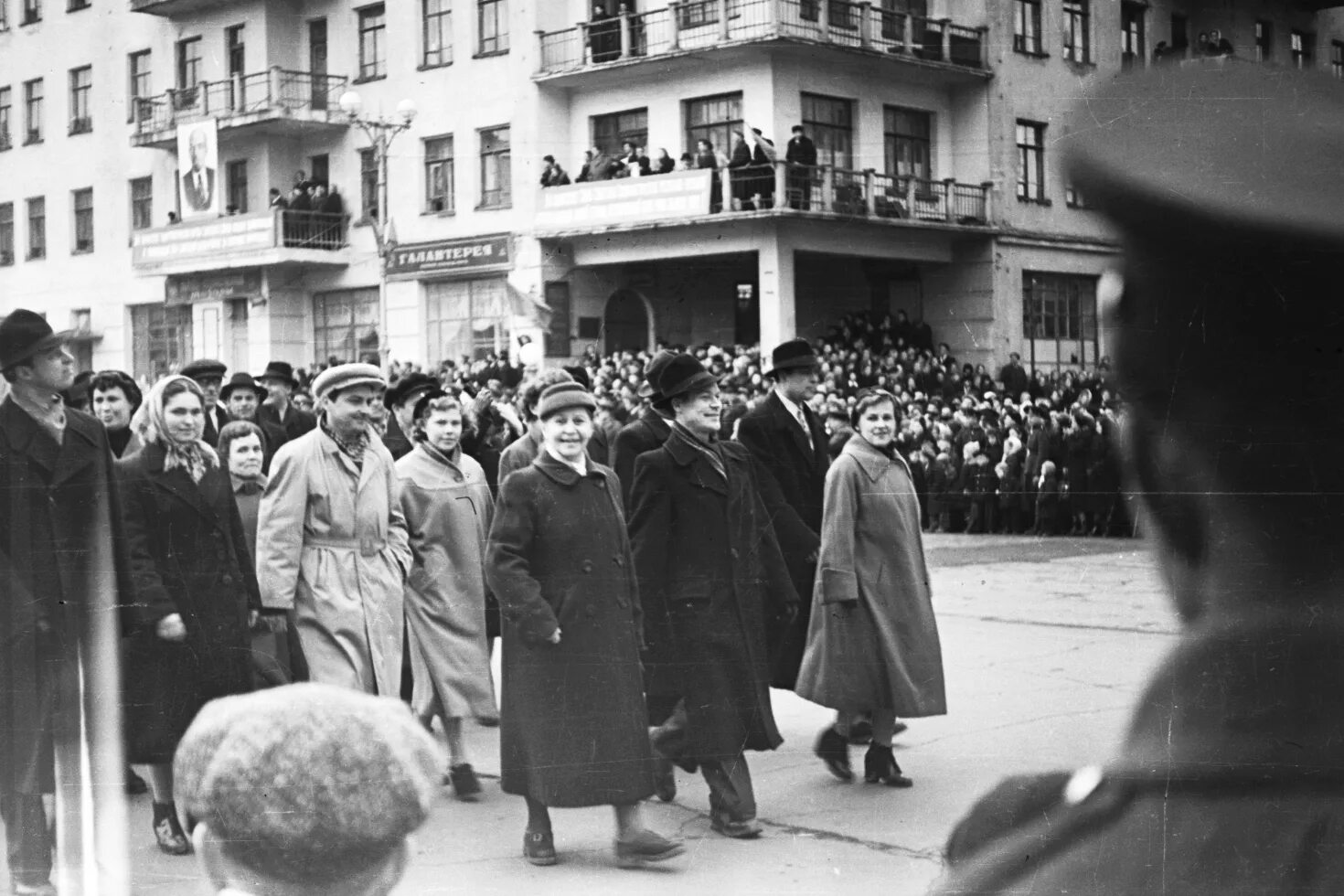 1958 год россия. Первомайская демонстрация Мурманск. Первомайская демонстрация в СССР 1980. 1 Мая 1958 года. 1 Мая в Мурманске СССР.