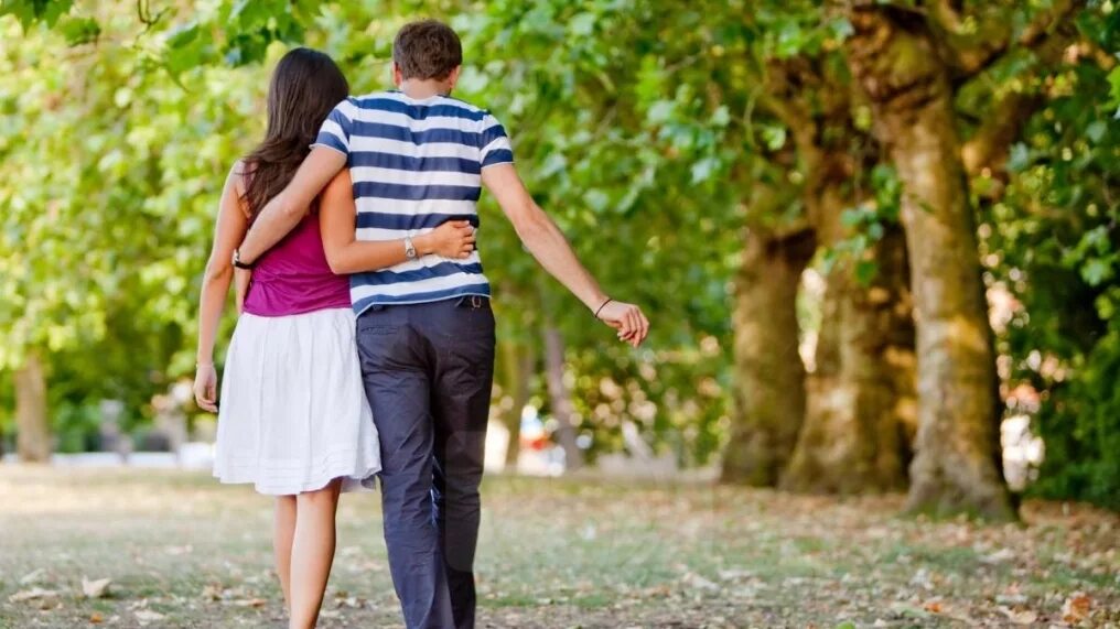 парень и девушка гуляют. молодая пара гуляет по городу. влюбленные руки. красивые пары. влюбленные руки.