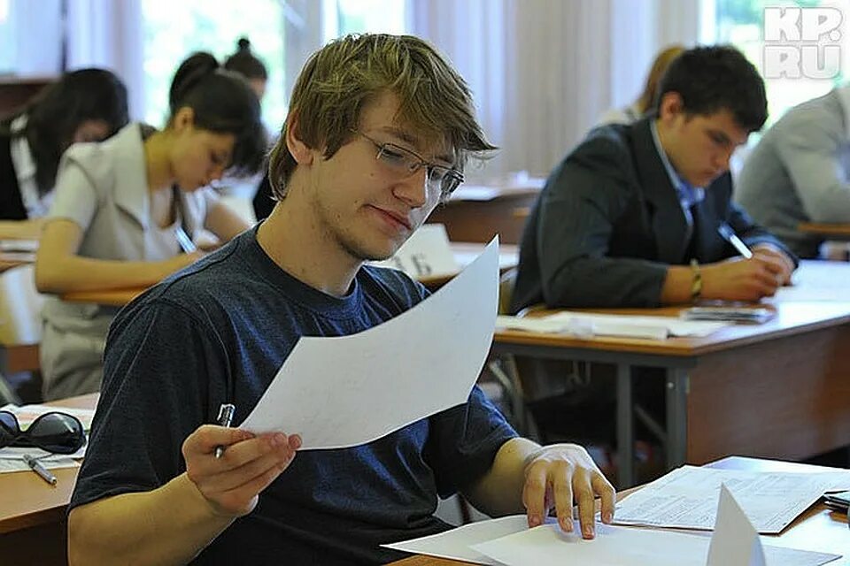 экзамены в технику какие. поступление в вуз. письменный экзамен. старшеклассники в школе. студент на экзамене.