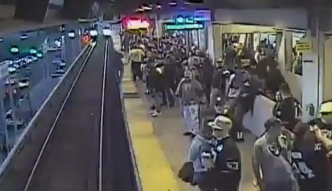 Человек прыгает под поезд. Съемочная группа попала под поезд США.