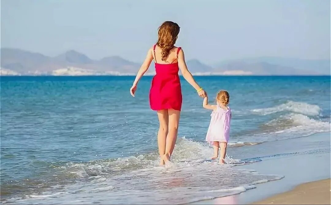 Мама после пляжа. Мама и дочь на море. Дочка на море. Мама с дочкой на море картинки. Мама и ребёнок на море со спины.