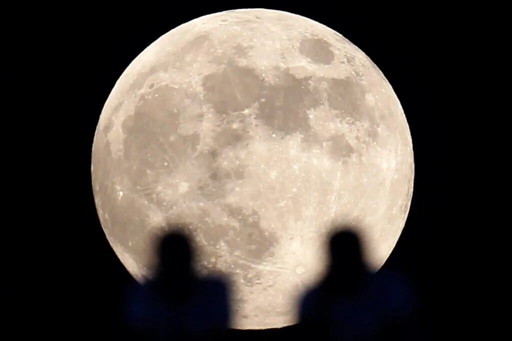 Луна. Полнолуние. Луна полнолуние. Лунная тень.
