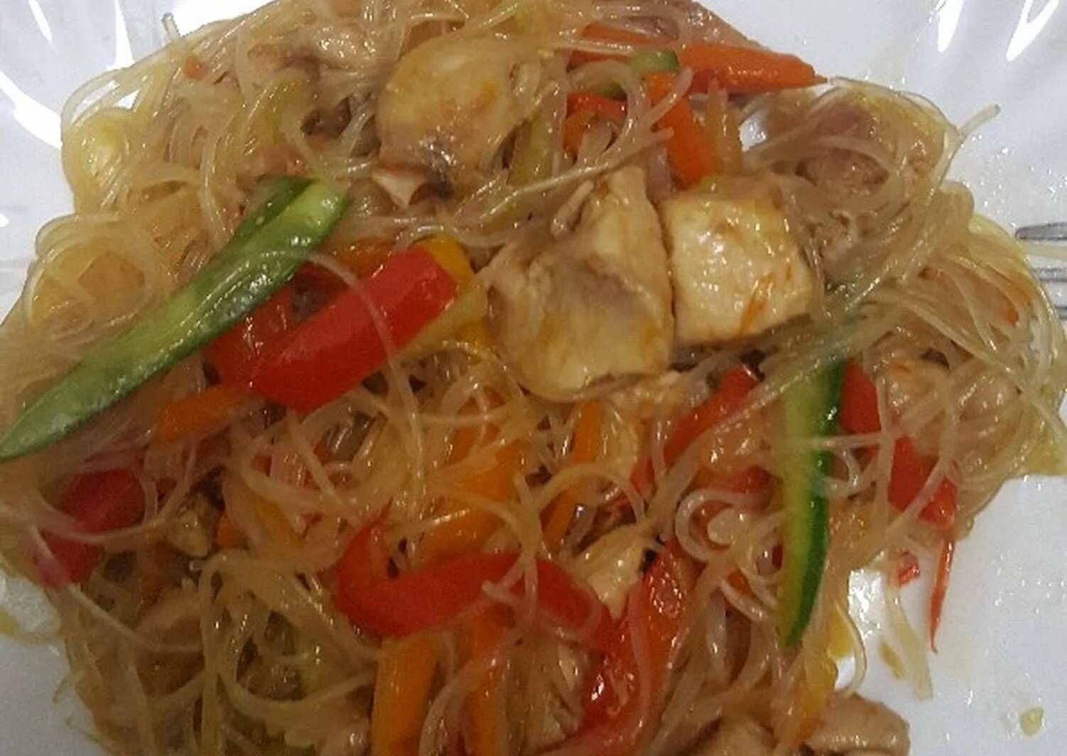 Приготовить фунчозу с курицей и овощами рецепт. Фунчоза спагетти. салат фунчоза с курицей и овощами. фунчоза с куриной грудкой. фунчоза с курицей в сливочном соусе.