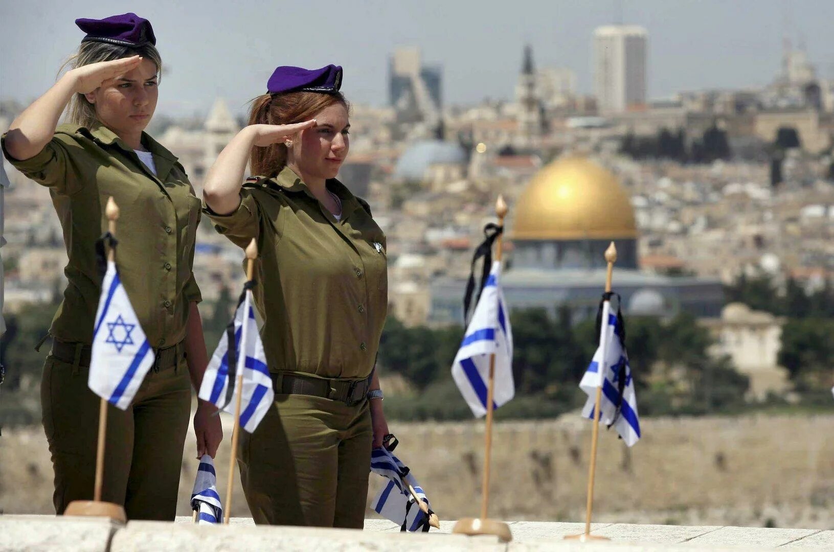 Американцы в израиле. Женщины ЦАХАЛ флаг Израиля. Солдат Израиля с флагом. Израильские военные с флагом. Флаг армии Израиля.