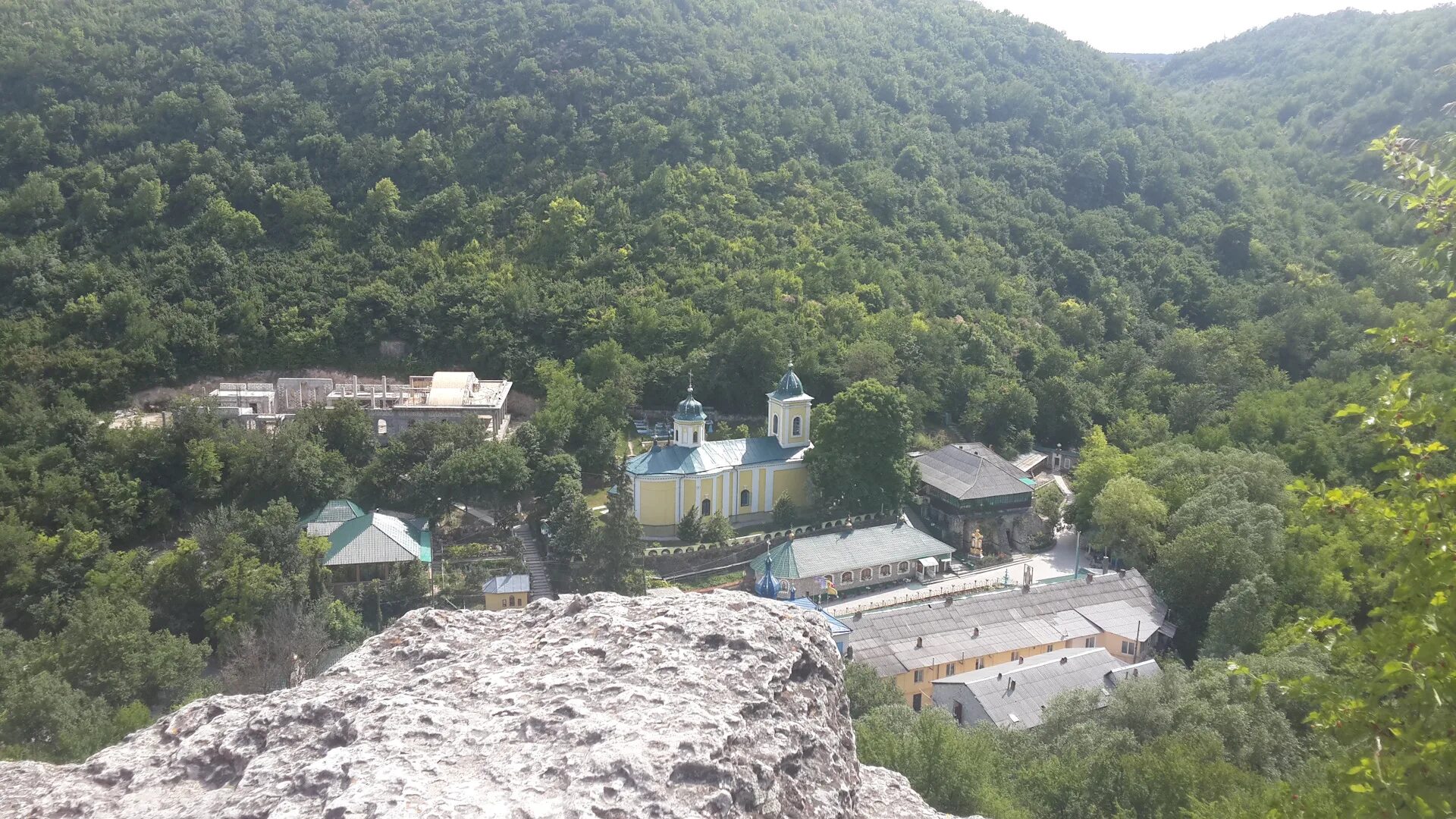 Сайт топловского монастыря крым. Топловский Свято-Параскевиевский женский монастырь. Топловский монастырь в Крыму. Свято-Параскевиевский монастырь Хынку Молдавия. Топловский женский монастырь Святой Параскевы в Крыму.