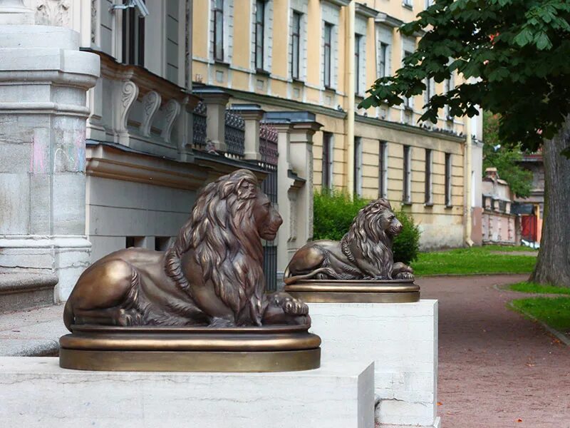 Статуя львов. Академия художеств скульптура Лев. Принстон скульптуры Львов. Статуя Льва в Москве. Лев Аслан статуя.