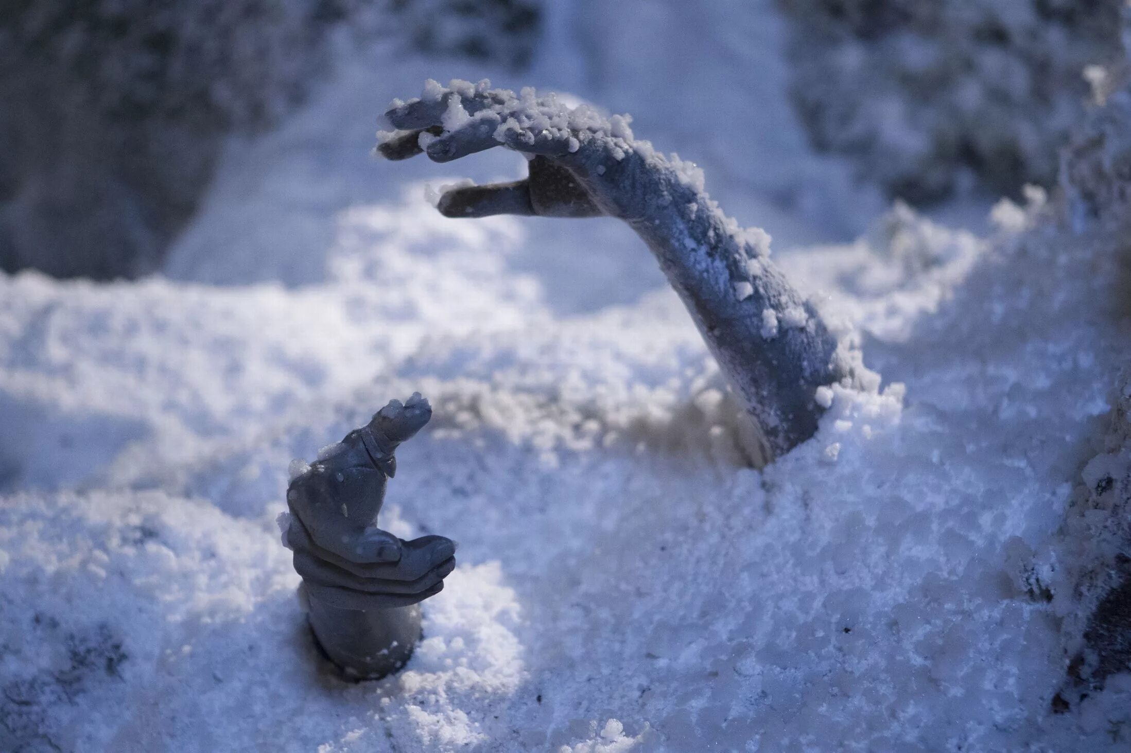 Ноги из сугроба. Ноги из снега. Рука торчающпя из снега. Снег. Замерзший сугроб