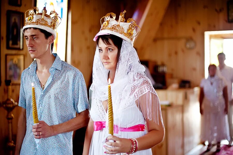 Венчание. Ведет к алтарю. Идти под венец. Венчание. Свадьба под венцом.