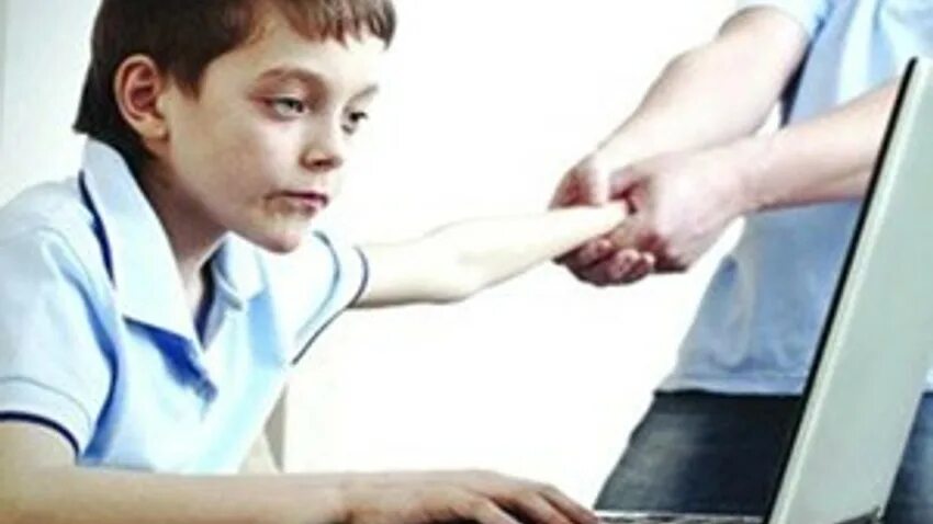 Слабоумие в сети. Компьютерная зависимость. Ребенок за компьютером. Интернет зависимость. Компьютер для детей.