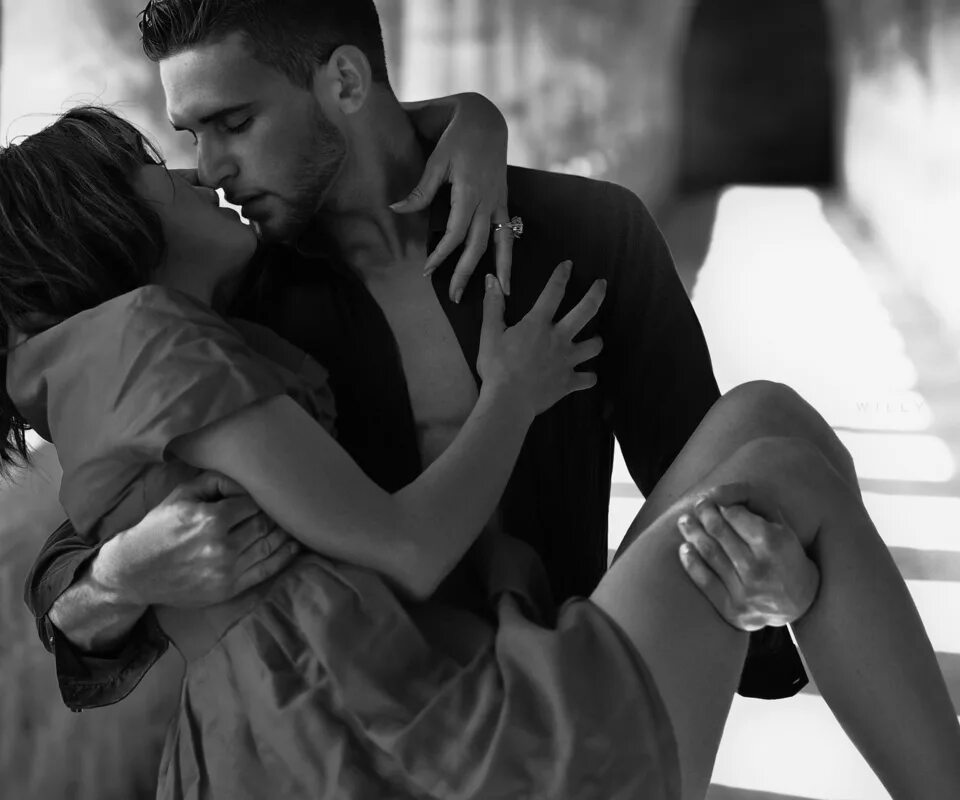 Поцелуй в плечо. Мужчина и женщина занимаются любовью. Парень снял любимую девушку. Юноши и девушки. Страстные мужчина и женщина.