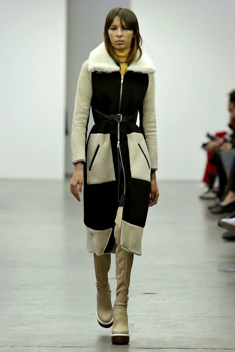 Дубленки тенденции. Дубленка alexander wang женская 2025. дубленка iceberg зима коллекция womens. дубленки с подиума. дубленки с модных показов.