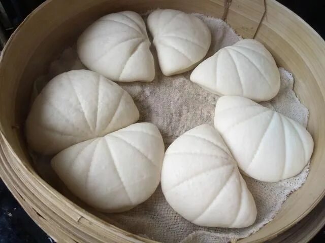 Корейские булочки на пару. Маньтоу китайские паровые. Китайские булочки маньтоу. Паровые пампушки китайские. Китайские булочки на пару маньтоу.