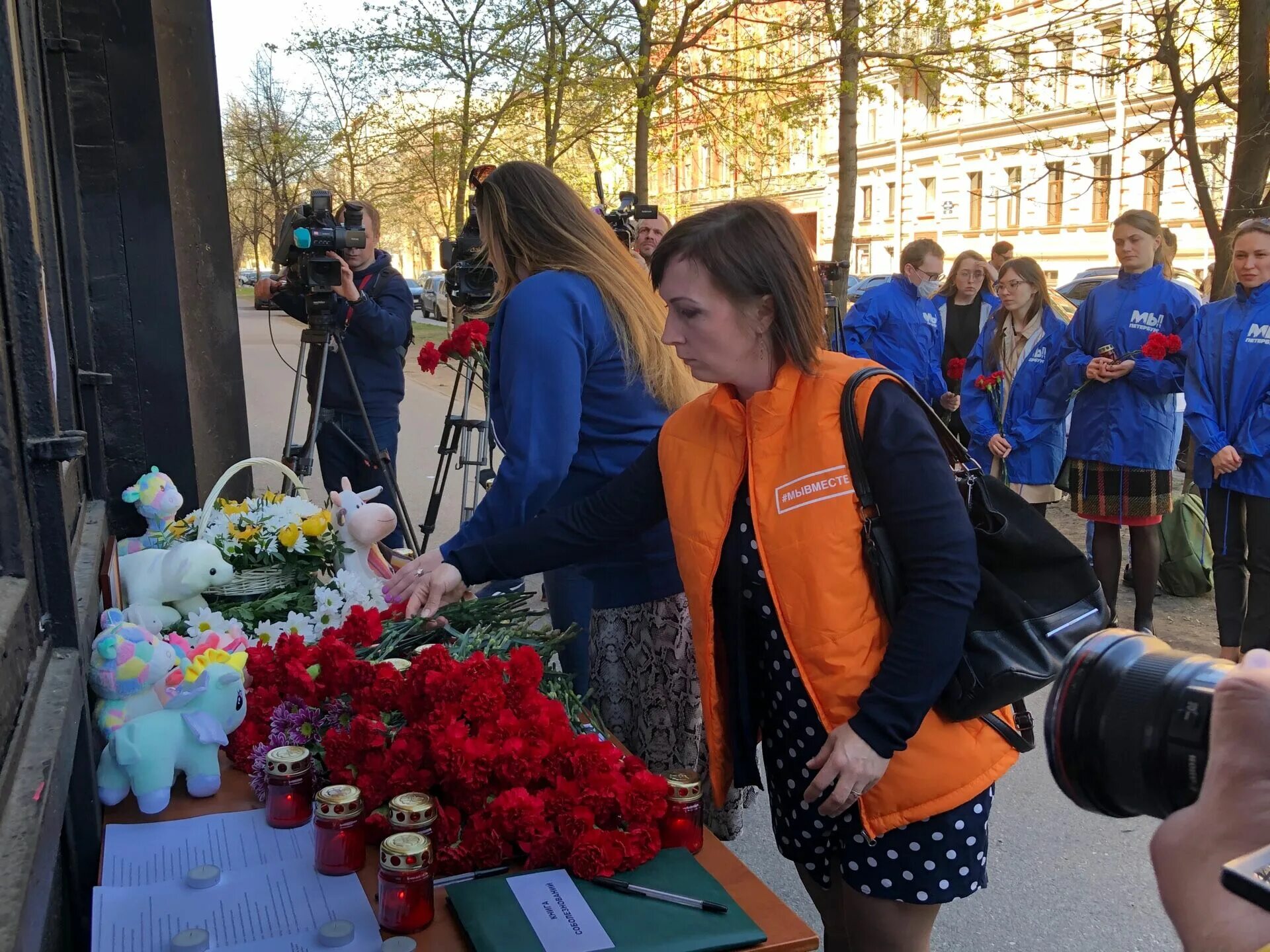 Что значит траур в городе. Гимназия 175 Казань траур. Траур.