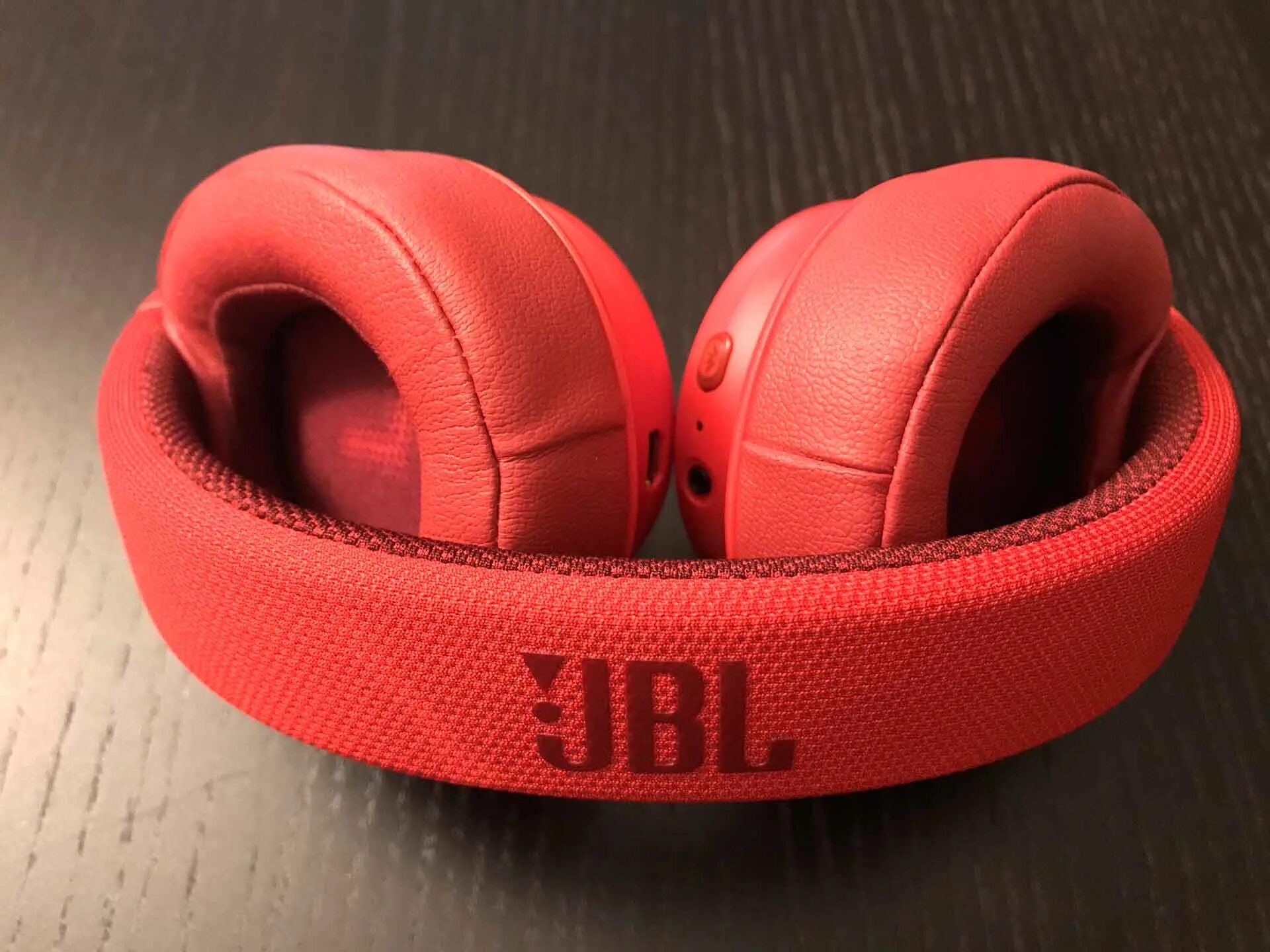 Как отличить оригинал наушников jbl. Jbl e55bt. jbl 55bt. наушники jbl е55bt. jbl e55bt микрофон.