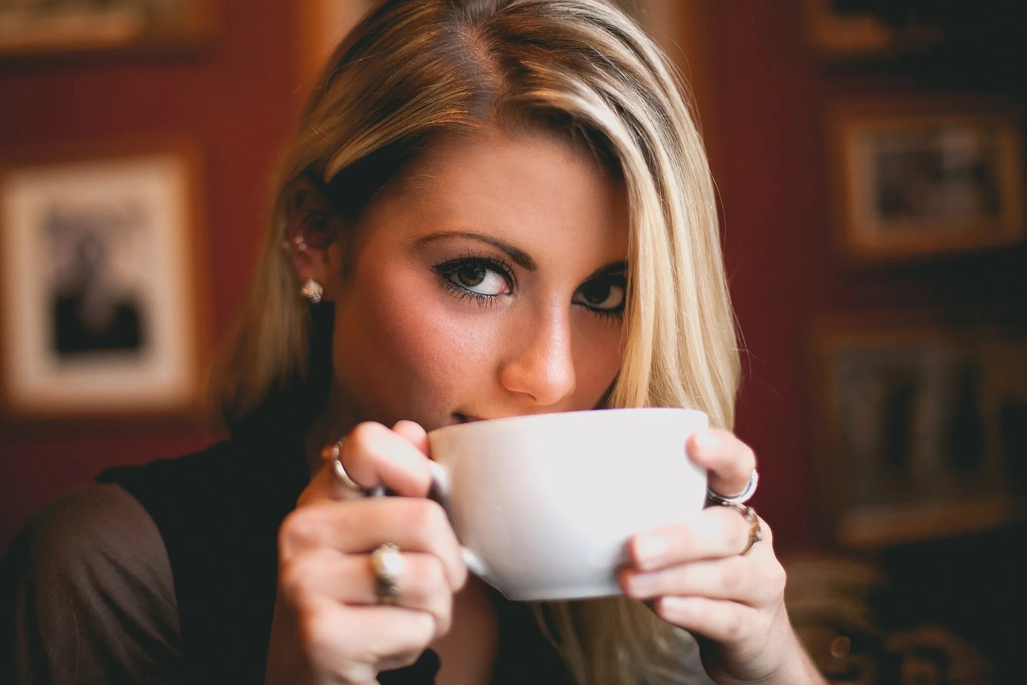 Девушка пьет кофе. Девушка с кофе фото. Блондинка в очках с кофе. Портрет блондинки фото.