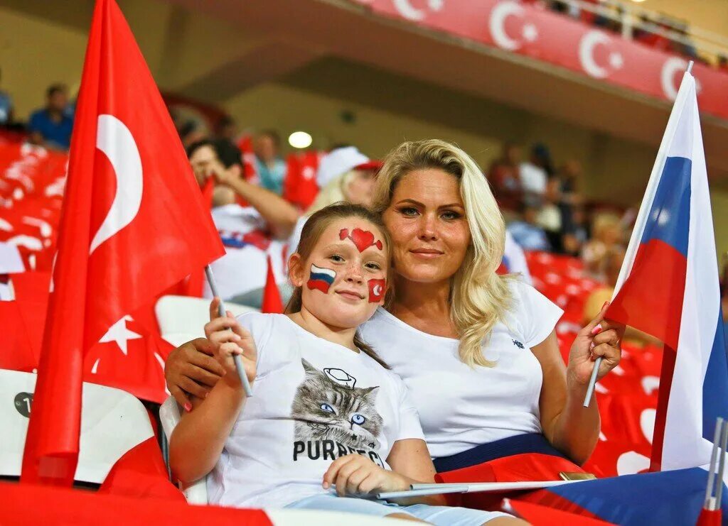 турок и русская девушка. россия турция флаги. российско-турецкие отношения. российские турки. русские женщины с иностранцами.