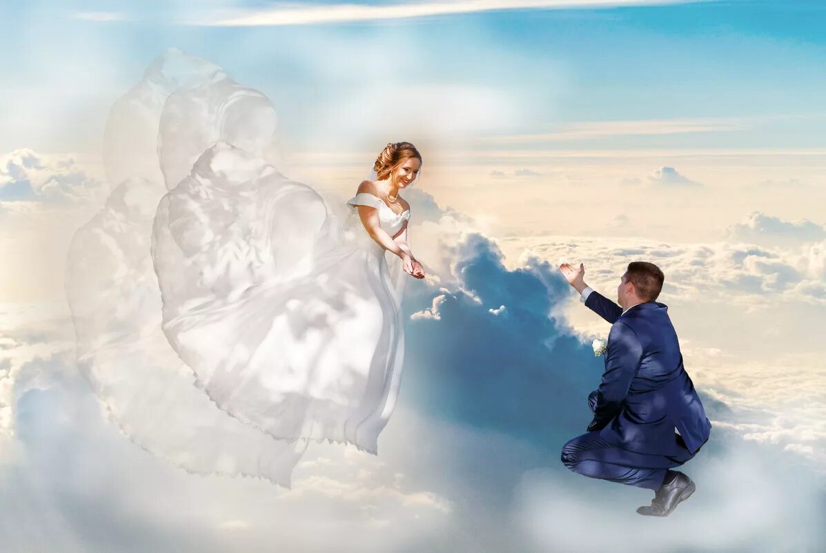 человек переводит взгляд со страницы на облака