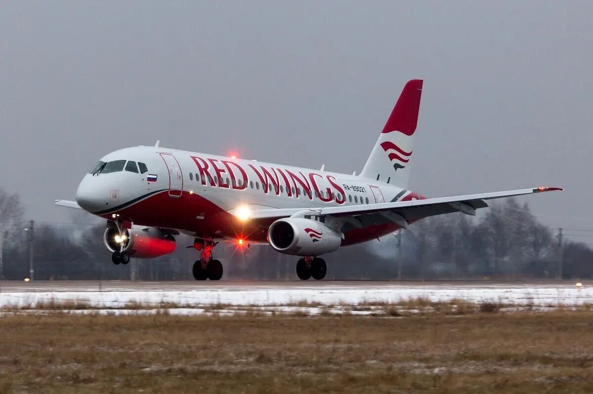 Купить авиабилеты на самолет ред вингс. Суперджет 100 ред Вингс. Sukhoi Superjet 100-95 ред Вингс. Сухой Суперджет 100 Red Wings. SSJ 100 ред Вингс.