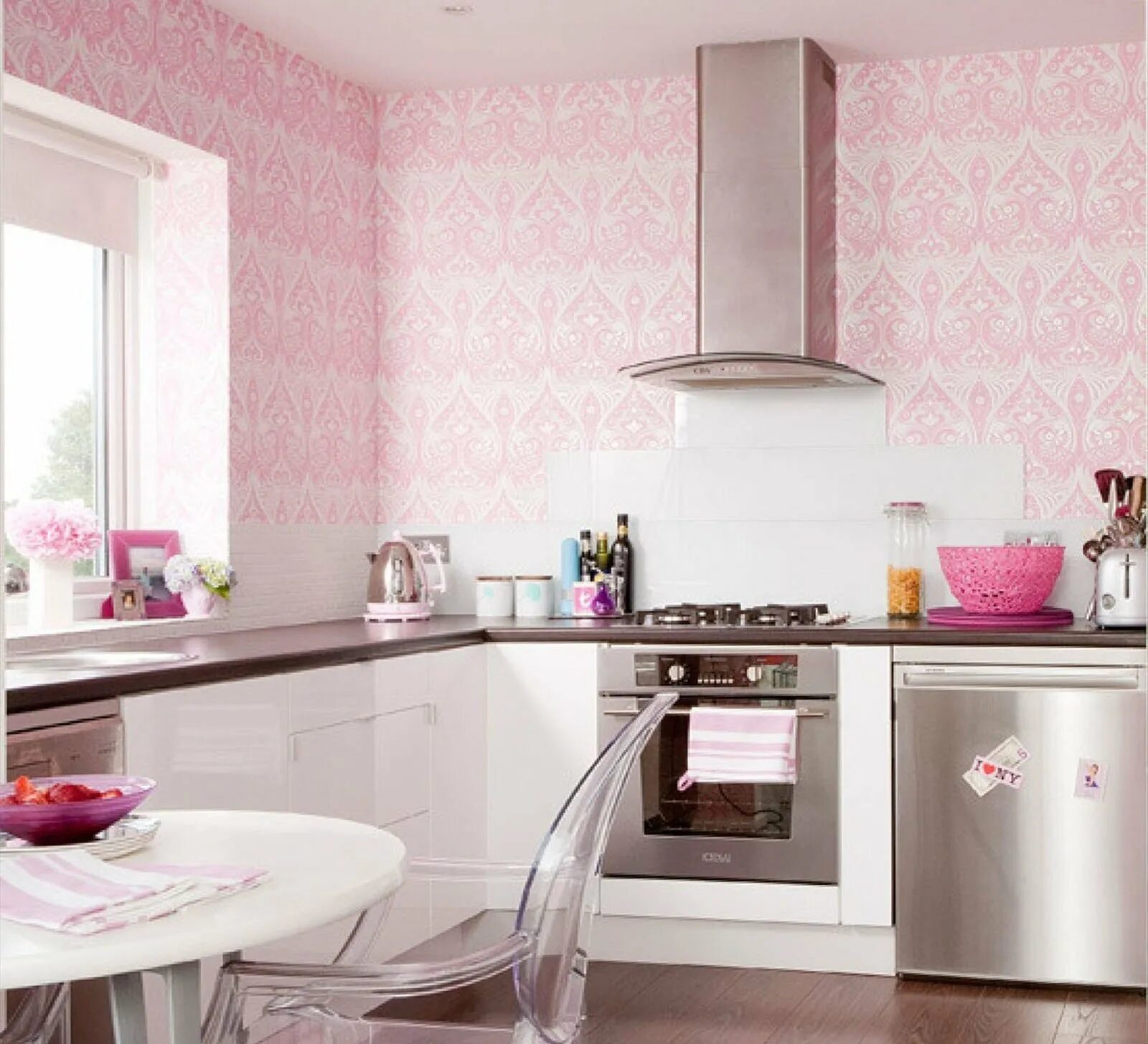Как подобрать обои на кухню. Розовая кухня в интерьере. В ореховом цвете кухня интерьер. Розовый цвет в интерьере кухни. Интерьер кухни в нежно розовых тонах.