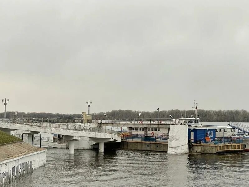 От двух причалов на реке. Причал. Речной причал. Причал на реке. Затопление причала.