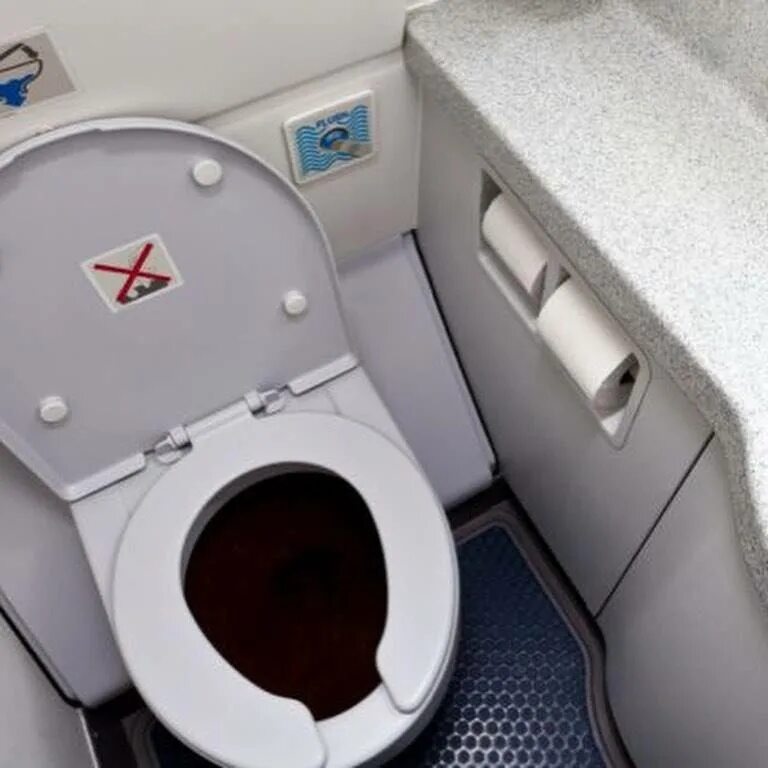 Бывает туалет. Боинг 777 туалет фото. Унитаз на самолете Вьетнам.
