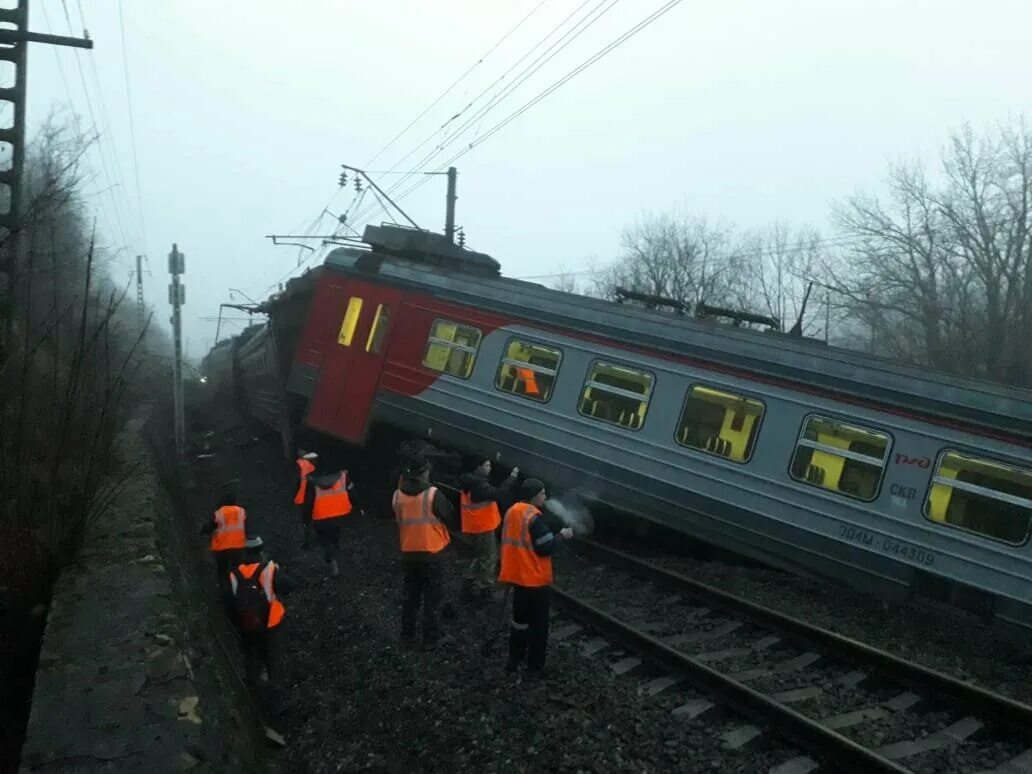 Сход пассажирского поезда. Сход пассажирского поезда с рельсов.