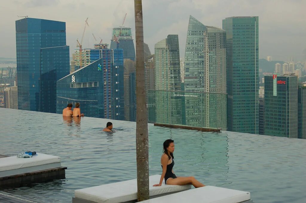 Бассейн в сити. Москва Сити бассейн на крыше. Бассейн Infinity Pool Сингапур. Открытый бассейн на крыше Москва Сити.