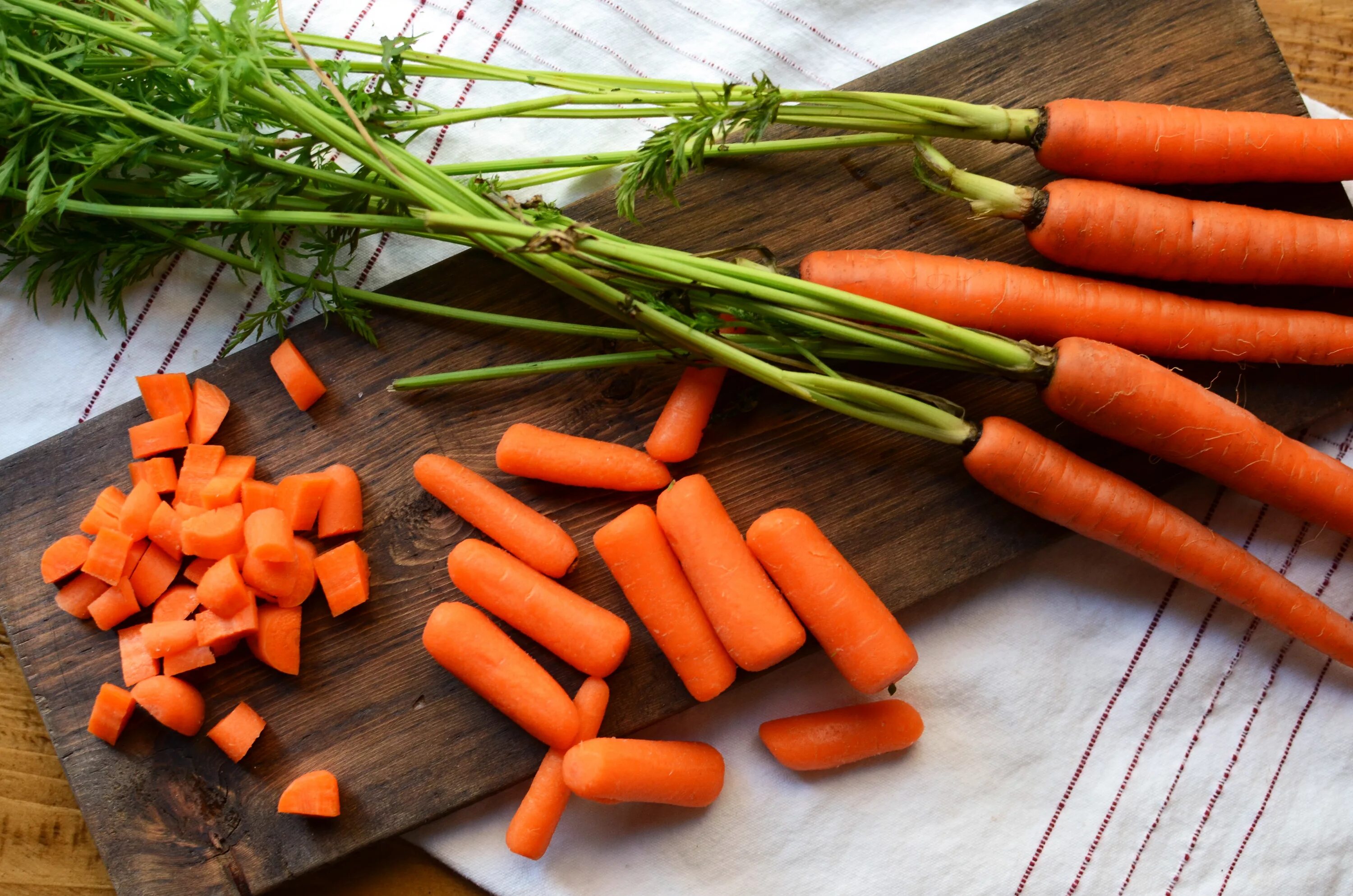 Carrot vegetable. Морковь. Красивая морковь. Овощи морковь. Сырая морковь.