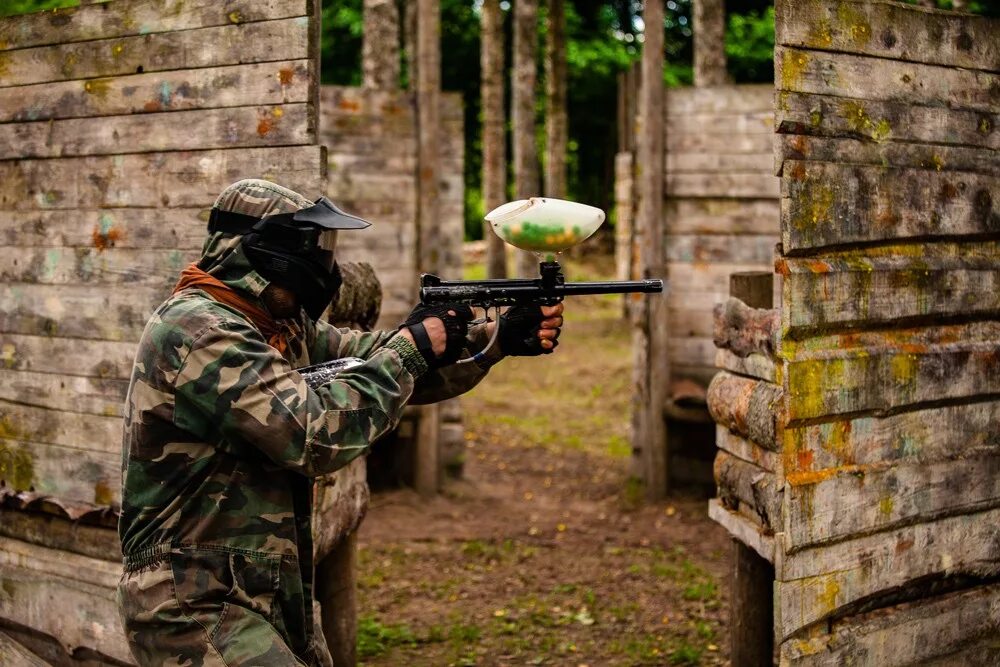 Сколько стоит пейнтбол. Paintball игра. Пинбол пейнтбол пейнтбол. Игры страйкбол пейнтбол хардбол. Пинбол игра с оружием.