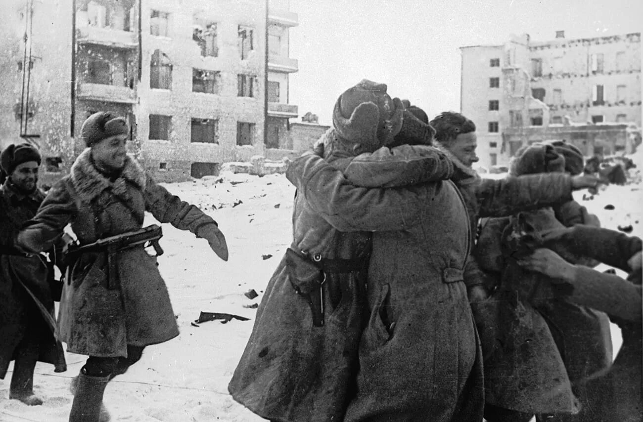 1943. - 2 февраля 1943 года). 2 февраля 1943 года завершилась сталинградская битва. 2 февраля 1943 года завершилась сталинградская битва. 2 февраля 1943 победа в сталинградской битве.