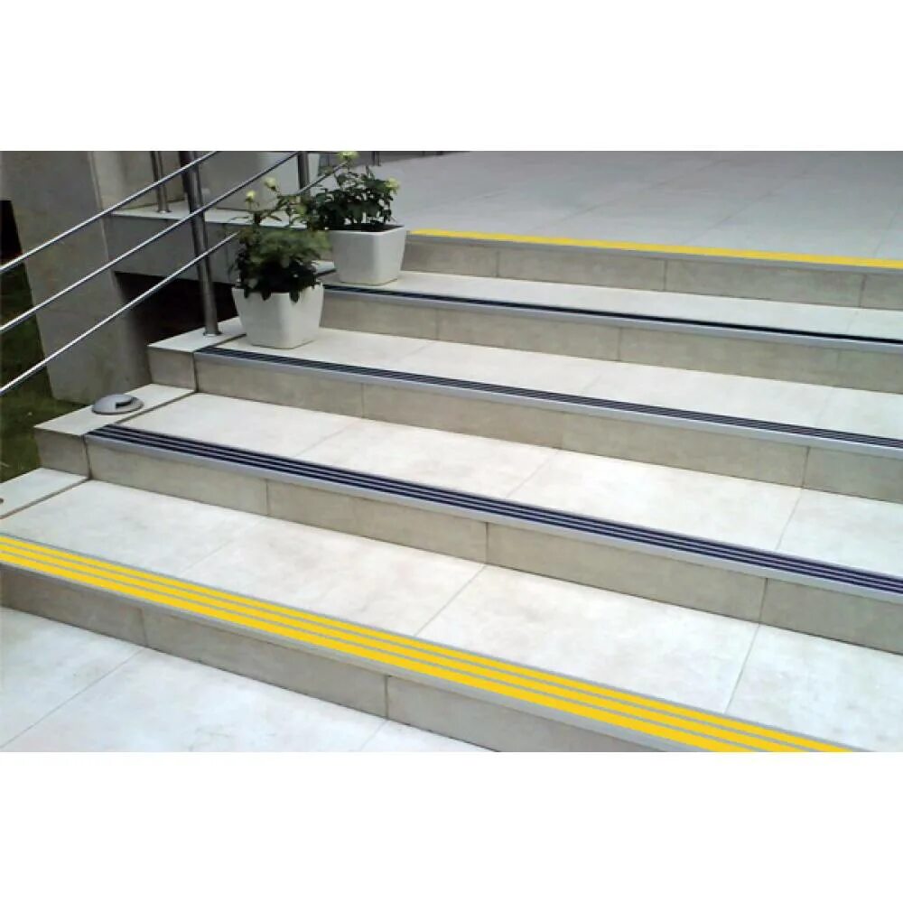 Антискользящие накладки на ступени уличные. Ступени с противоскользящими вставками противоскользящая. Проступи (накладки на ступени). Накладки на лестничные ступени алюминиевые. Накладка на ступени hs-lp42 прямая противоскользящая.
