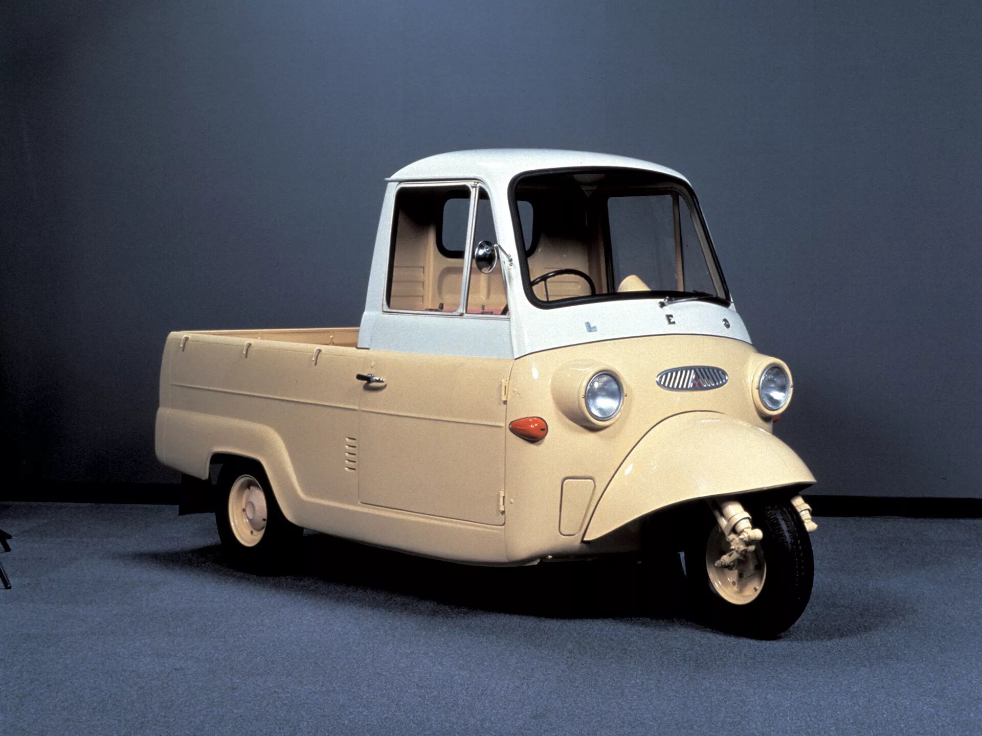 Мицубиси самая самая. Mitsubishi Leo '1959–62. Mitsubishi Mizushima. Мицубиси 1959. Mitsubishi 1952.