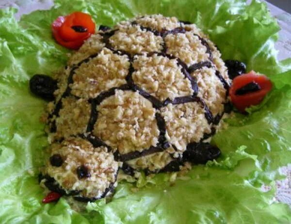 Салат черепаха с черносливом и грецким. Салат черепаха с яблоком и черносливом. Салат черепаха с курицей с грецкими и черносливом. Салат черепашка с курицей и грецкими орехами и черносливом. Салат черепаха тортилла.
