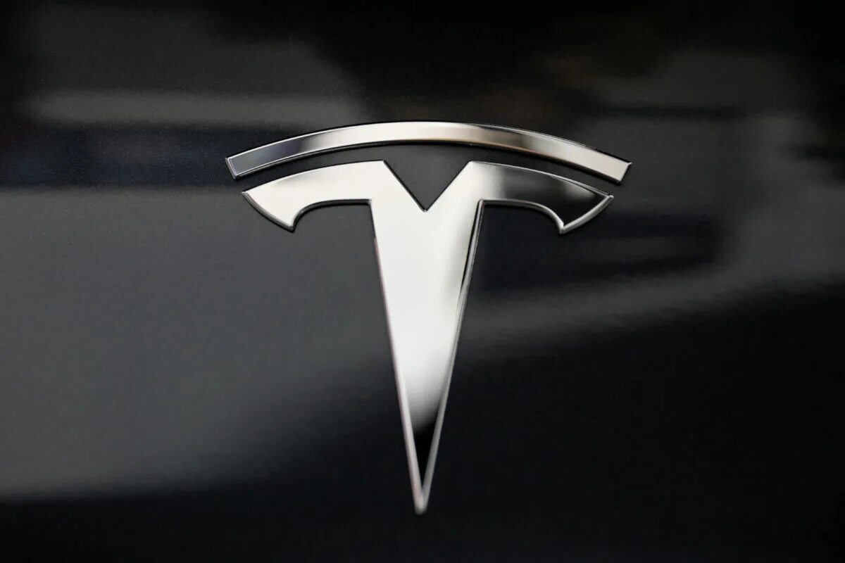 Знак теслы на машине. Тесла значок автомобиля. Тесла марка. Tesla Motors логотип. Марка Тесла значок.