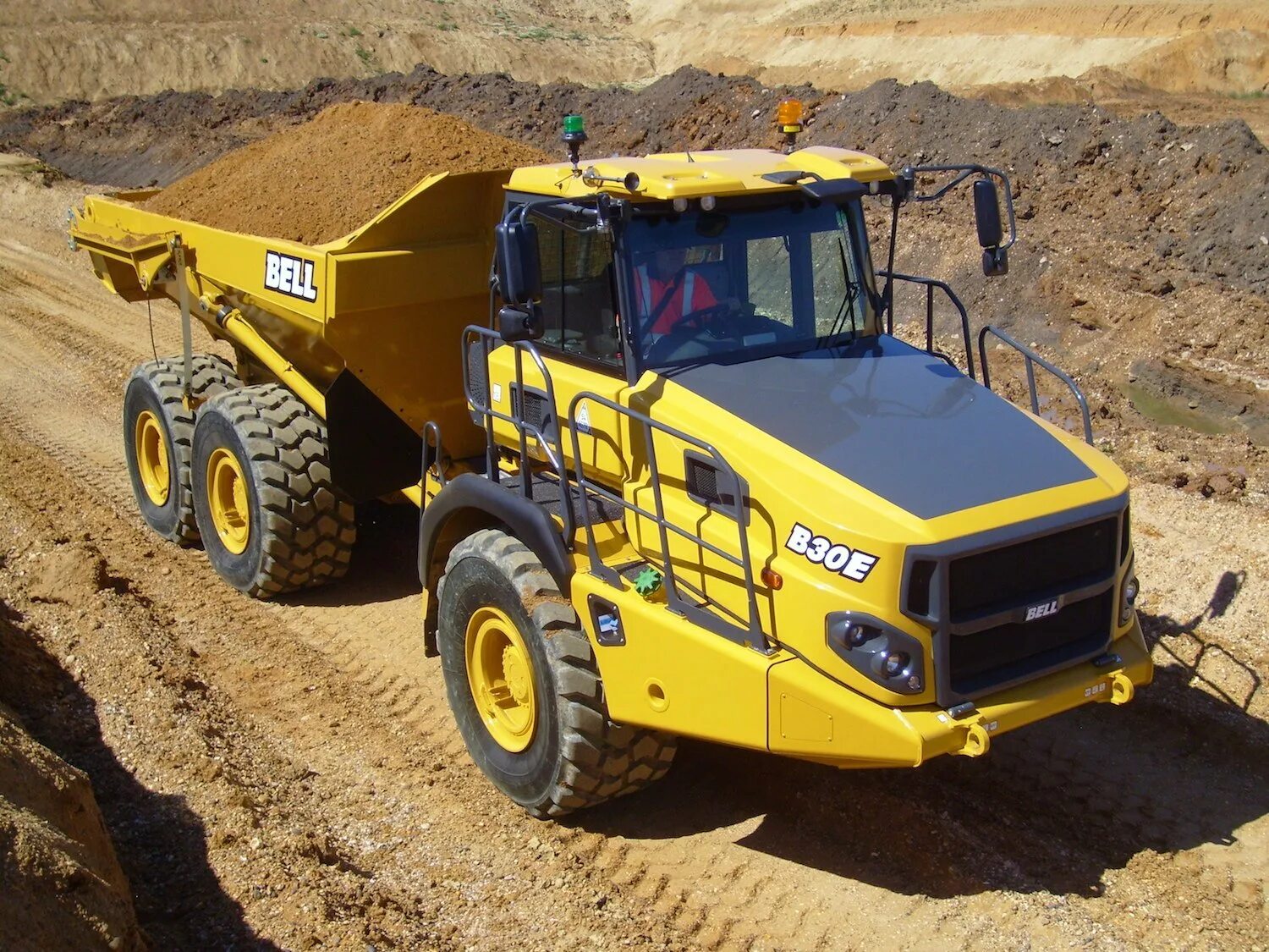 Самосвал вольво а 40. Карьерный самосвал вольво а-40. Самосвал сочлененный bell b40d. Шарнирно-сочлененный самосвал volvo. Сочлененный самосвал.