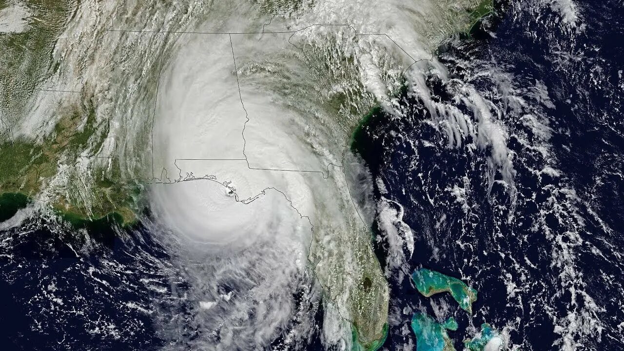 Шторм статус. Ураган в Атлантике. Ураган во Флориде фото. Ураганы во Флориде статистика вид с космоса. Картинка как закручивается ураган во Флориде в океане картинки.