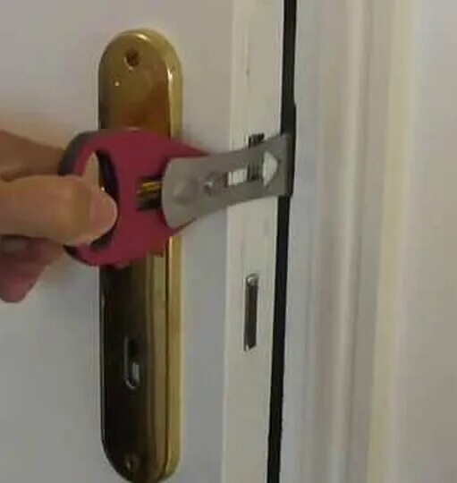 Закрыть чем нибудь. Портативный замок easylock. съемный блокиратор для входной двери easy lock. замок для закрытия двери изнутри. замок чтобы закрыть дверь изнутри.