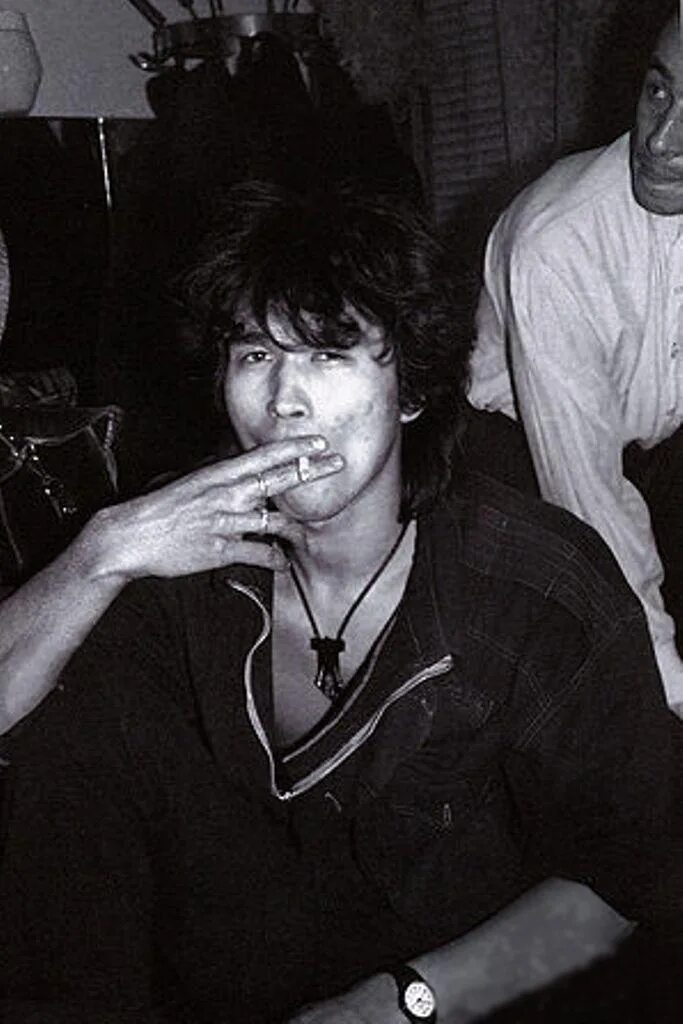 Виктор цой фото. Виктор цой 1979. Виктор цой молодой и с сигаретой. Виктор цой с сигаретой. Виктор цой.